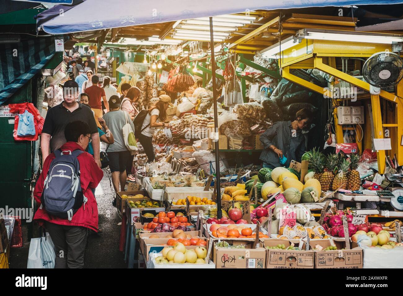 Hongkong - November 2019: Menschen auf dem Straßennahrungsmittelmarkt in Hongkong, Soho Stockfoto
