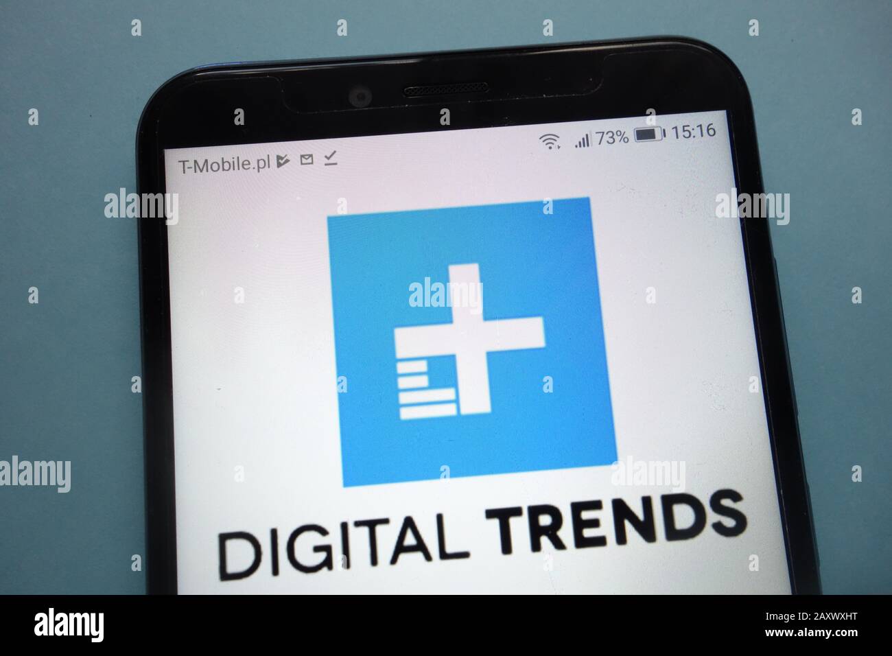 Das digitale Trend-Logo wird auf dem Smartphone angezeigt. Digital Trends ist eine Technologie-News, Lifestyle und Informationswebsite Stockfoto