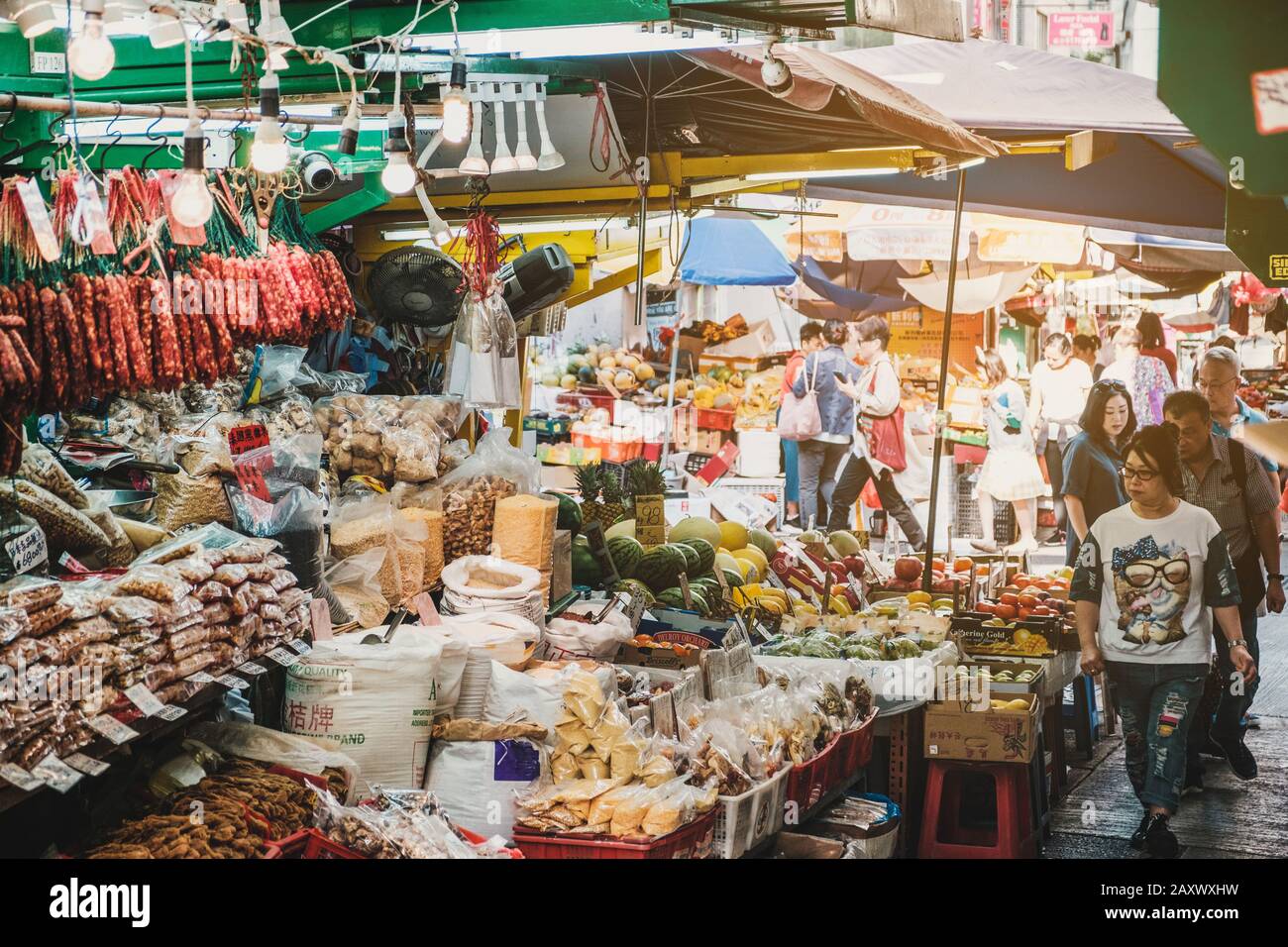 Hongkong - November 2019: Menschen auf dem Straßennahrungsmittelmarkt in Hongkong, Soho Stockfoto