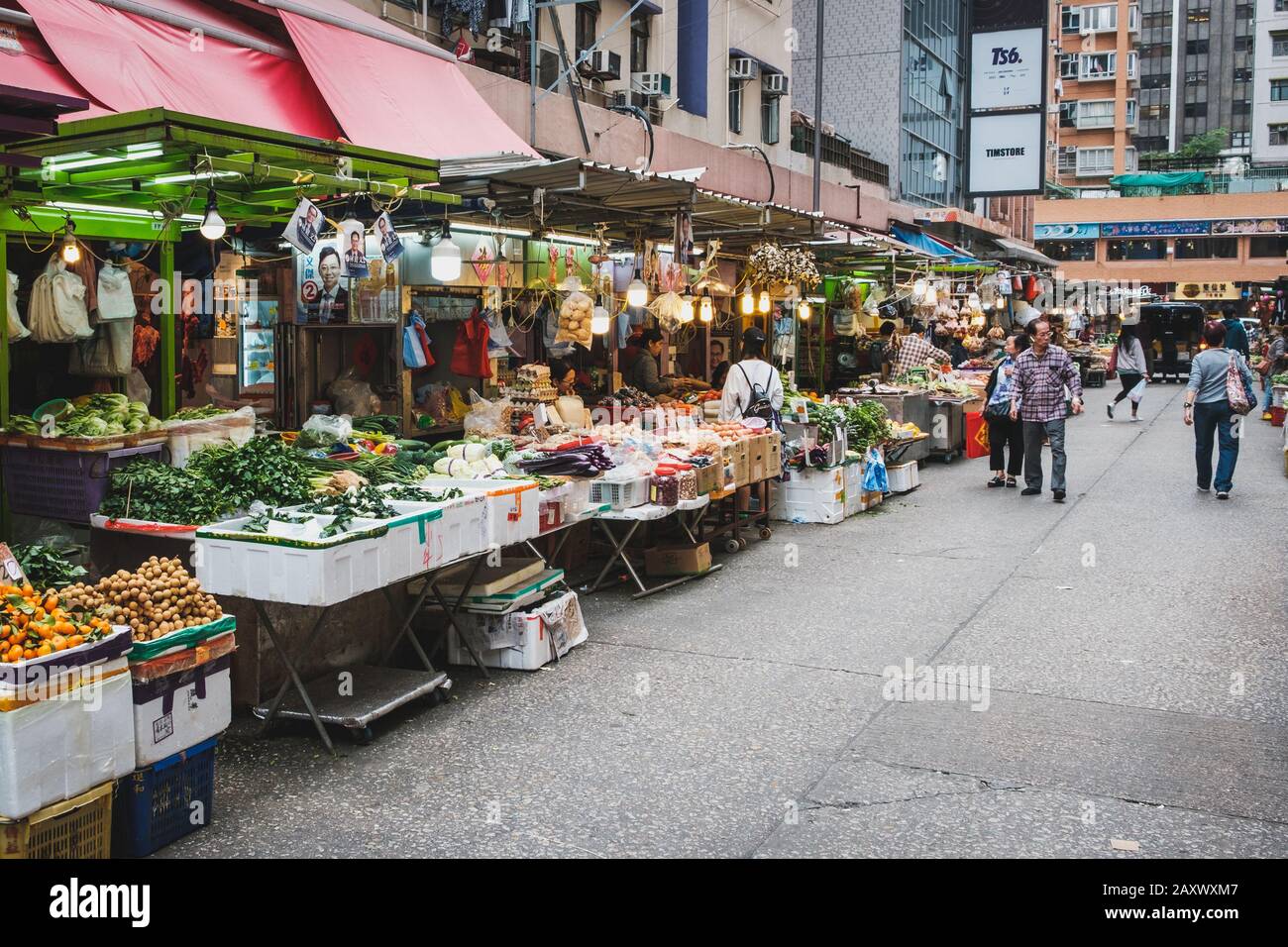Hongkong - November 2019: Menschen, die Obst und Gemüse auf dem Straßennahrungsmittelmarkt in Hongkong verkaufen Stockfoto