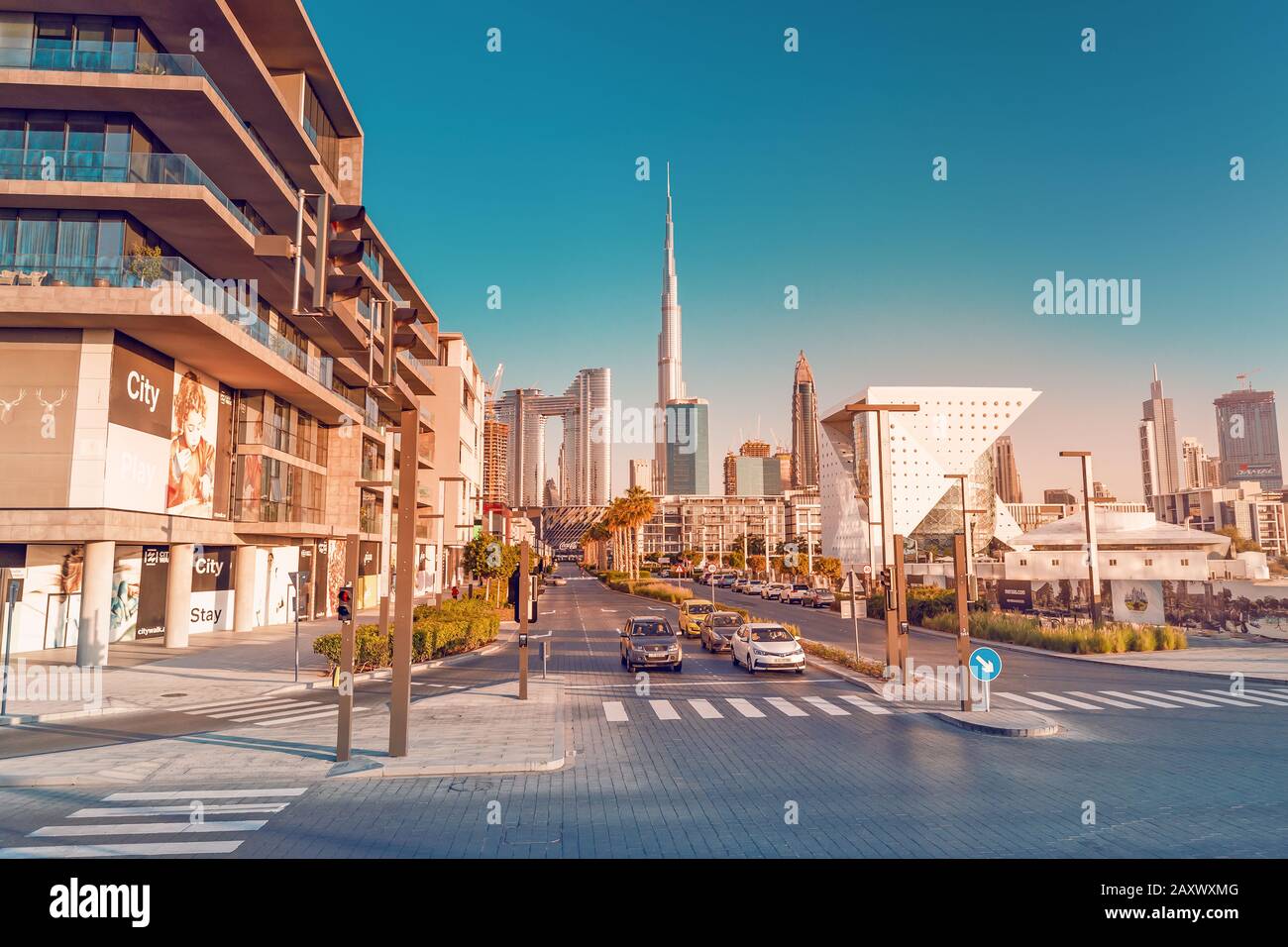 November 2019, Vereinigte Arabische Emirate, Dubai: Blick vom Dubai City Walk District auf die Wolkenkratzer der Innenstadt und das höchste Gebäude im w Stockfoto