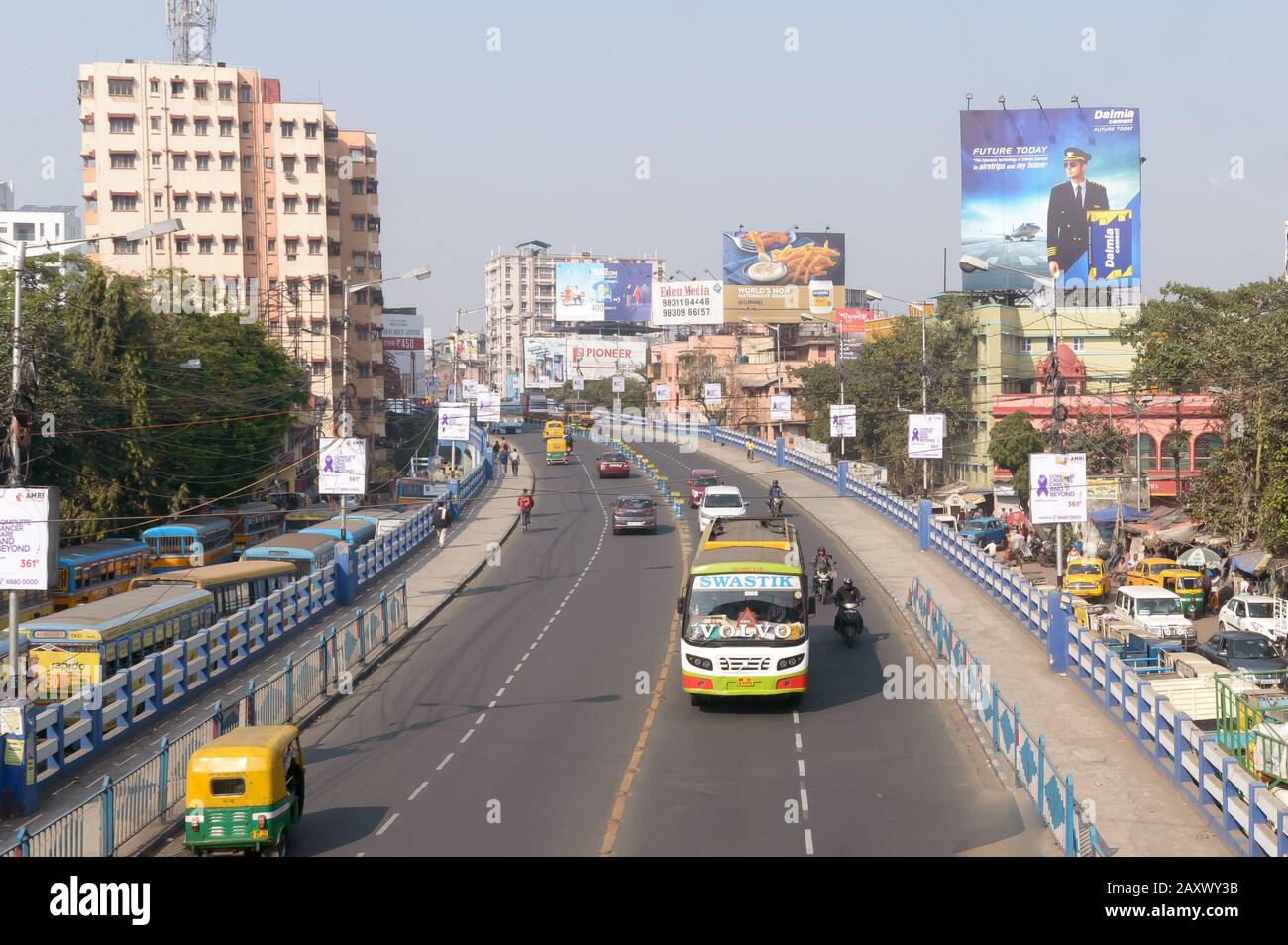 Die belebte City Street Verlangsamt die Hauptverkehrszeit am Abend, die Verkehrsbewegung wird auf der Dhakuria Brücke über einen der verkehrsreichsten Gebiete in Kalkutta fließend. Kolkata, West Ben Stockfoto
