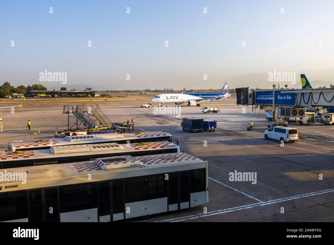 Flugzeug LAN LATAM auf dem Flughafen Santiago de Chile (internationaler