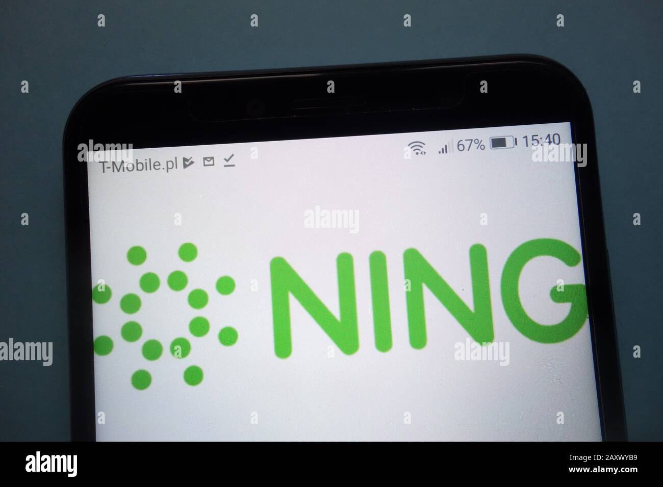 Auf dem Smartphone wird das Ning-Logo angezeigt. Ning ist eine Online-Plattform für Menschen und Organisationen, um benutzerdefinierte soziale Netzwerke zu erstellen Stockfoto