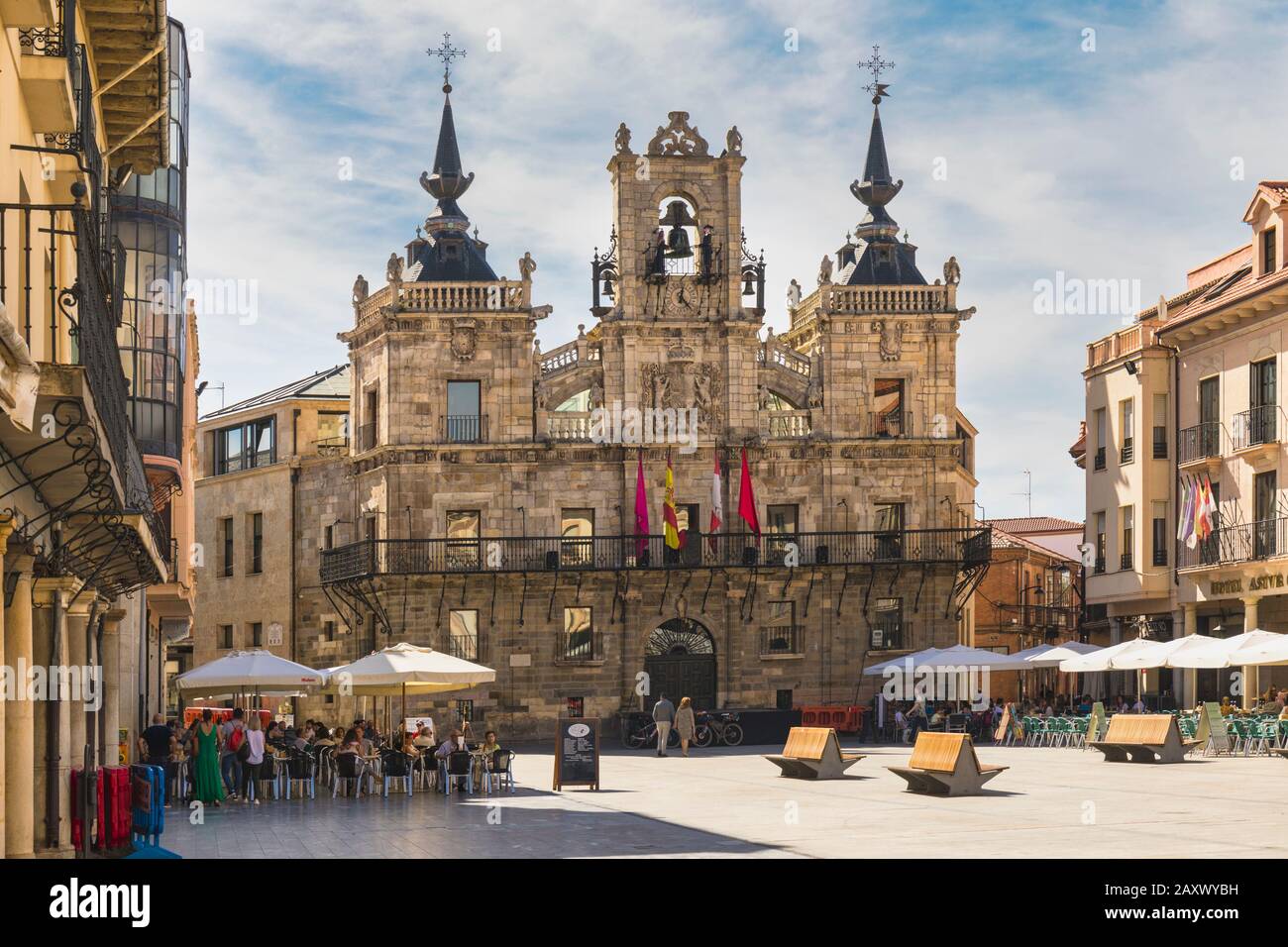 Astorga, Provinz Leon, Kastilien und Leon, Spanien. Das Rathaus im Plaza Mayor aus dem 17. Jahrhundert. Der Rathausplatz ist teilweise über die Antike gebaut Stockfoto