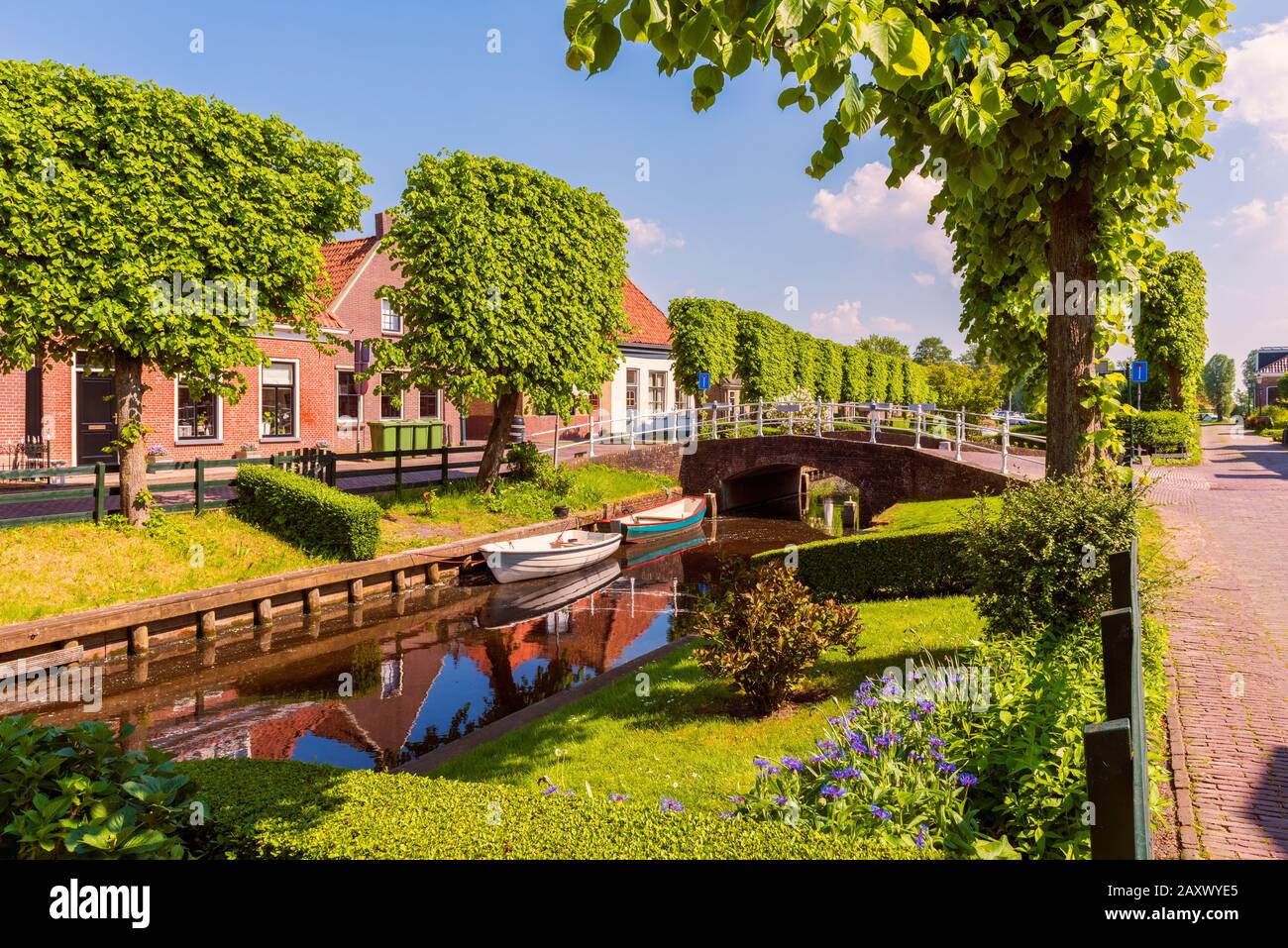 Kanal in IJlst Friesland Niederlande Stockfoto