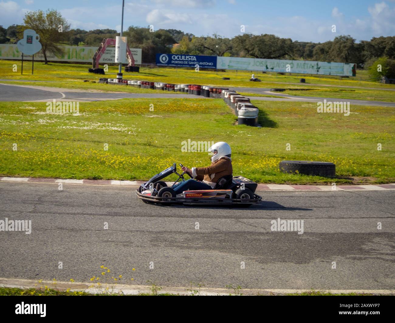 Évora, PORTUGAL - 24. März 2018: Kleiner Junge, der Go-Kart-Rennen in Évora genießt Stockfoto