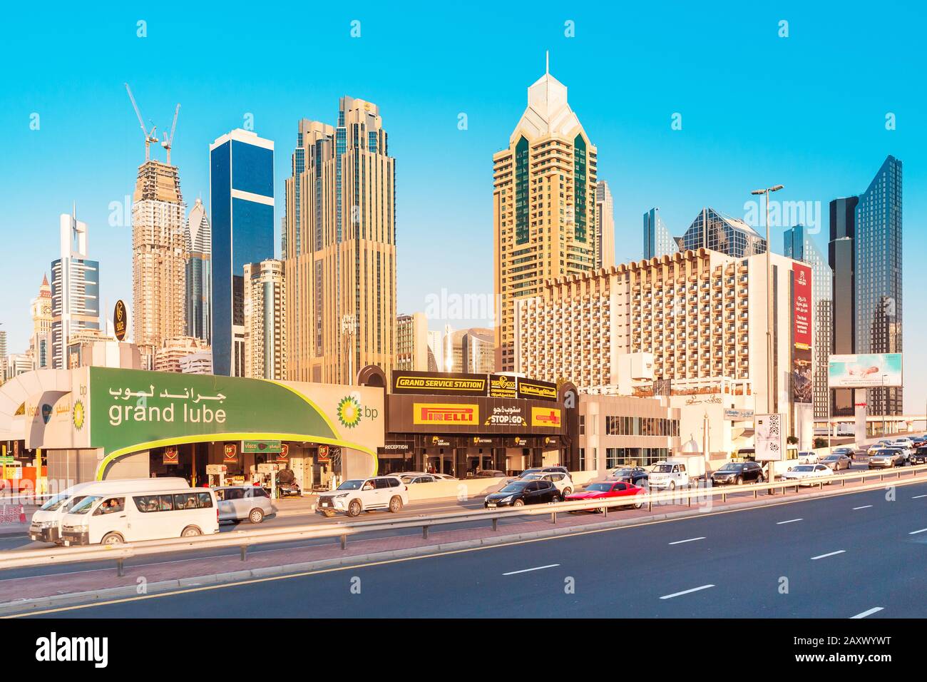 26. November 2019, Vereinigte Arabische Emirate, Dubai: Stadtbild mit Wolkenkratzern und Autoverkehr auf der Straße Stockfoto