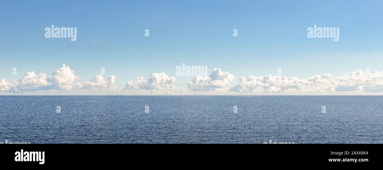 Meereshorizont und Himmel mit weißen Wolken. Stockfoto