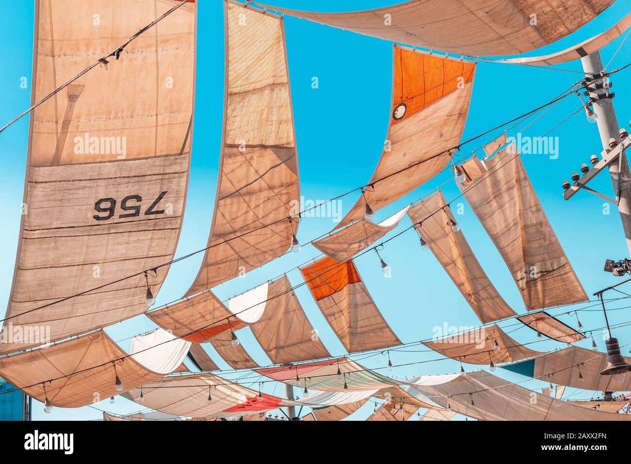 Alte Segeltuch-Leinwand flattern gegen den blauen Himmel Stockfotografie -  Alamy