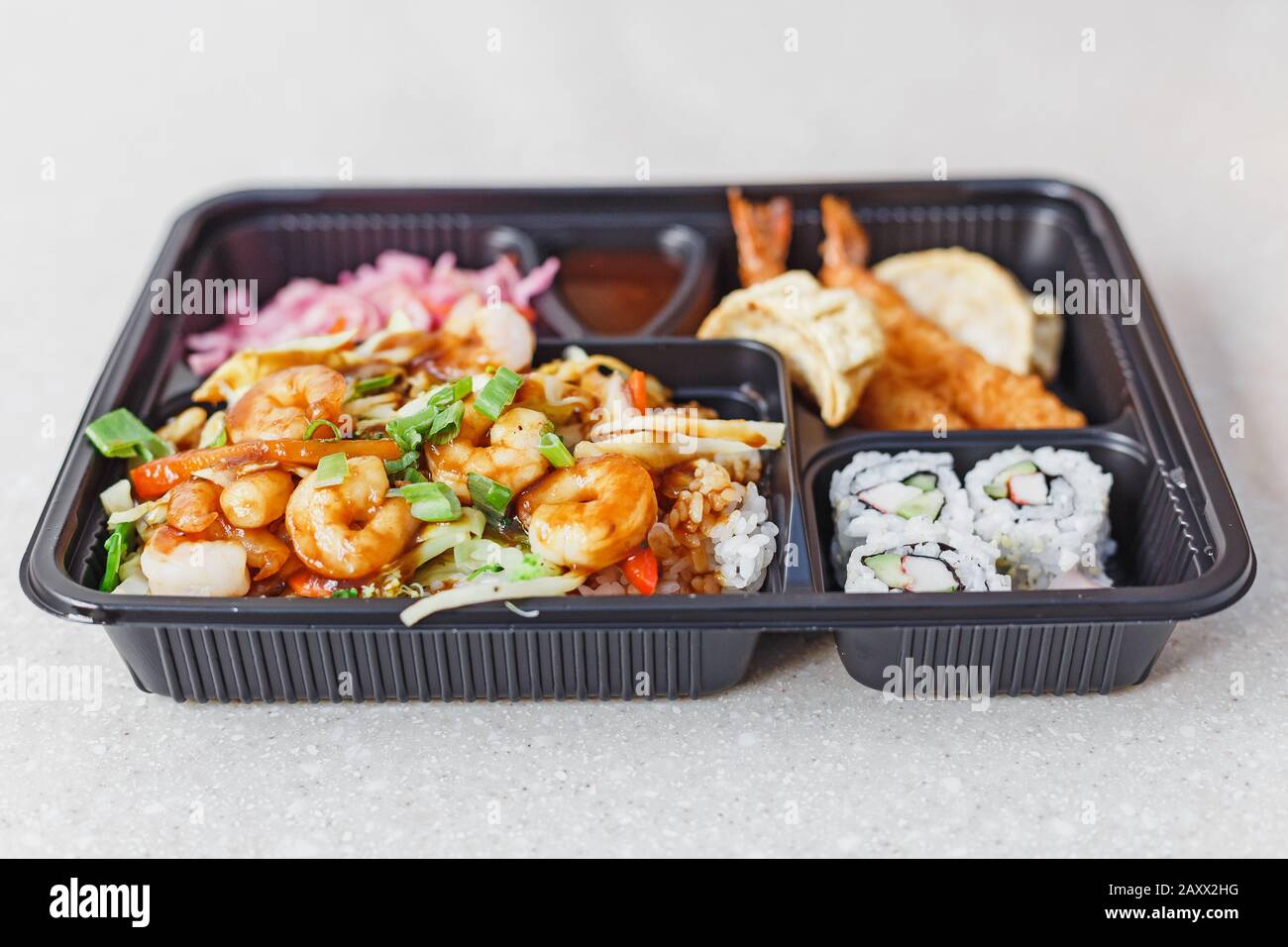 mitnahme-bento-Lunchpaket aus Kunststoff. Japanische und asiatische Küche Stockfoto