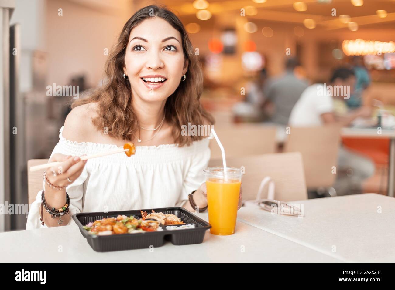 Asiatische Frau isst japanischen bento-lunchbox im Foodcourt Stockfoto