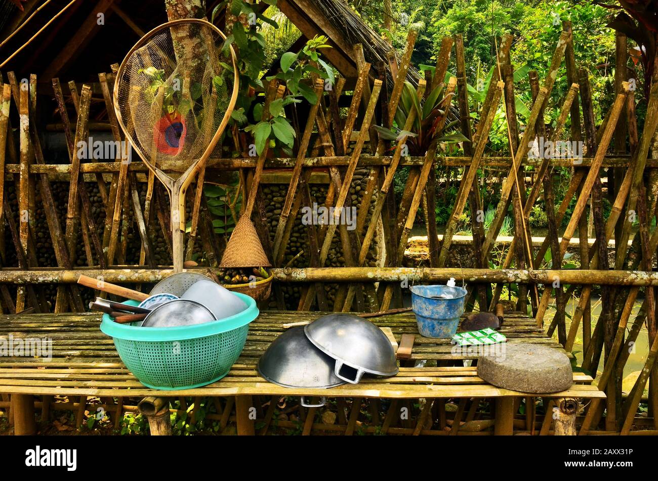 Küchenmöbel im traditionellen Dorf werden austrocknet Stockfoto