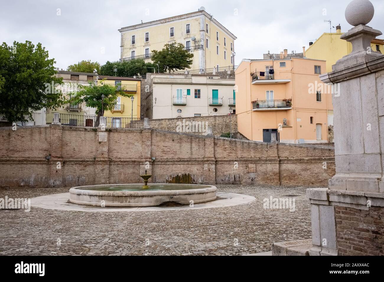 Blick auf den monumentalen Brunnen "Cavallina" in Genzano di Lucania. Basilikata, Italien Stockfoto