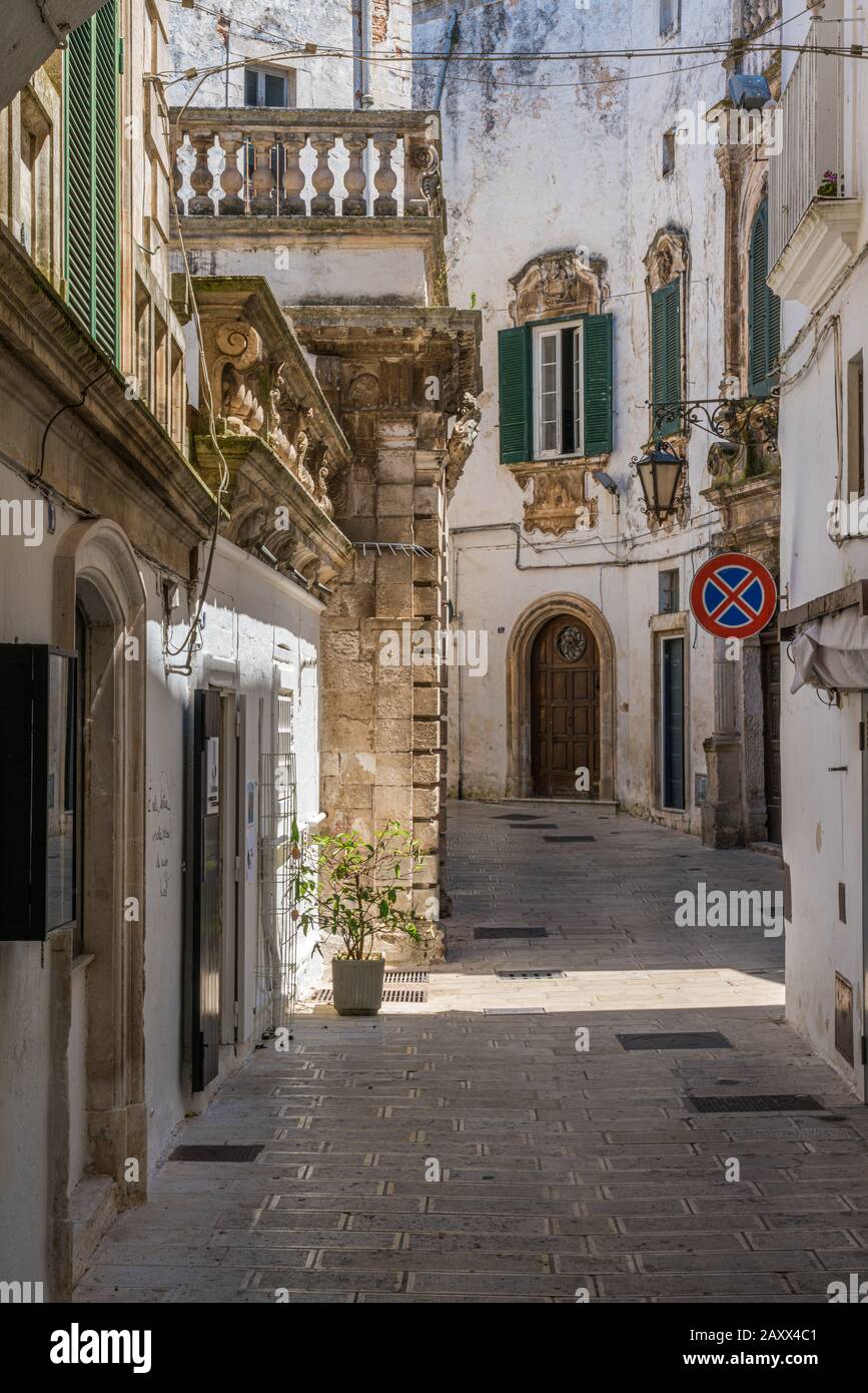 Schöne Aussicht auf Martina Franca an einem sonnigen Sommermorgen, Provinz Taranto, Apulien, Süditalien. Stockfoto