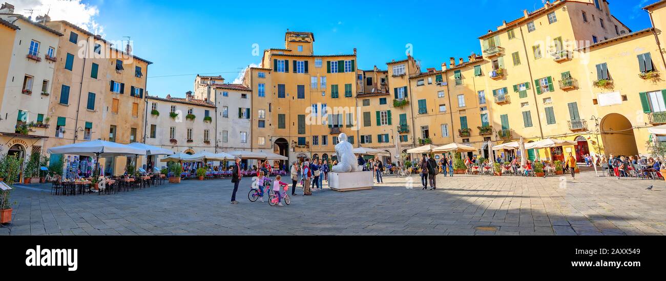 Panoramablick auf den Stadtplatz (Piazza Dell Anfiteatro) im historischen Zentrum der Altstadt mit Touristenattro. Lucca, Toskana, Italien Stockfoto