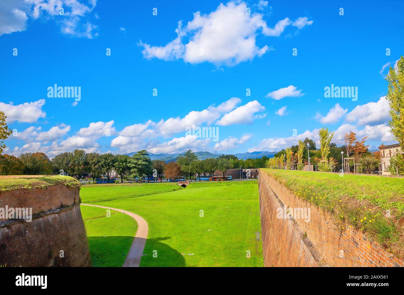 Naturpark und Burgmauern rund um die Altstadt von Lucca. Toskana. Italien Stockfoto