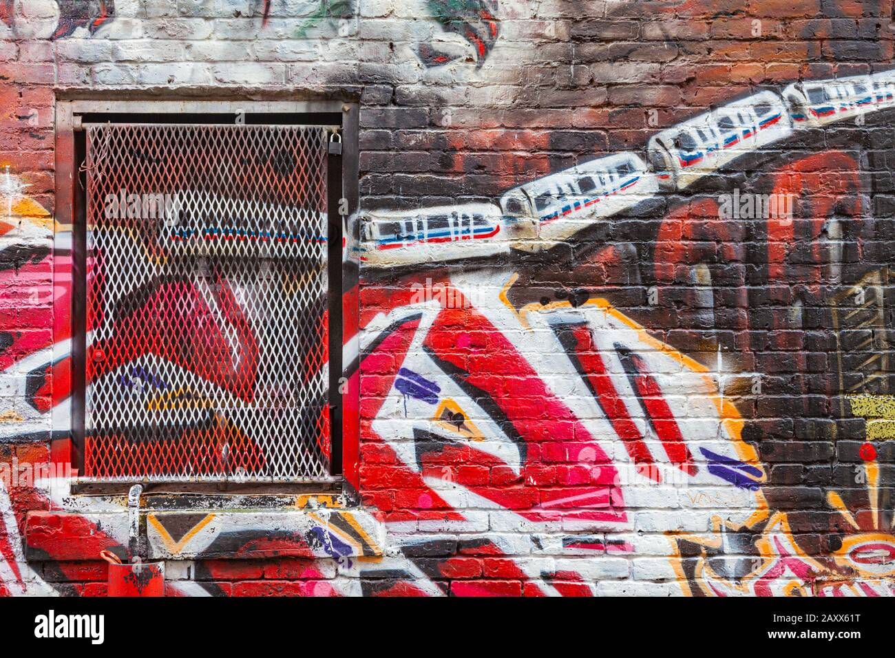 Graffiti, die auf die Ziegelwände einer Hintergasse im Gastown Distrikt von Vancouver Canada gemalt wurden Stockfoto