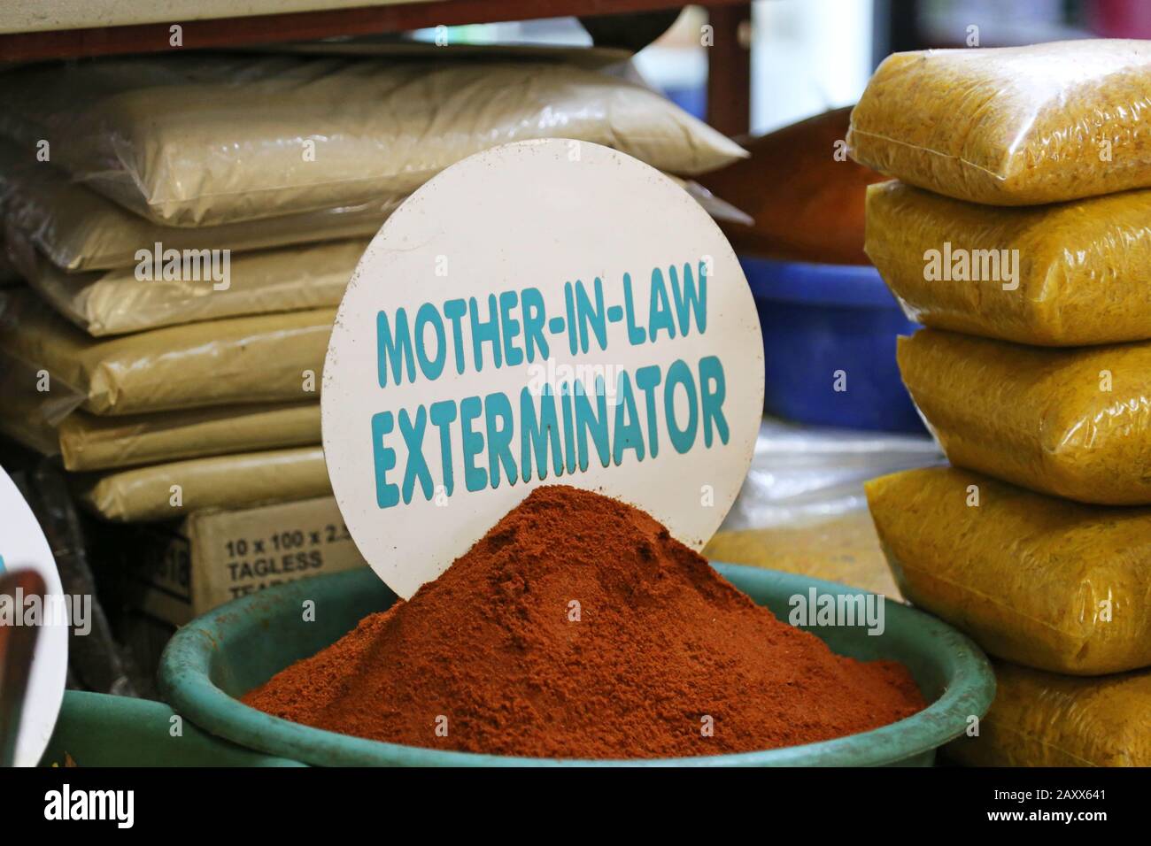 "Other-in-Law Exterminator"-Gewürzgeschäft, Victoria Street Market, Bertha Mkhize Street, Durban, Kwa Zulu-Natal Provinz, Südafrika, Afrika Stockfoto