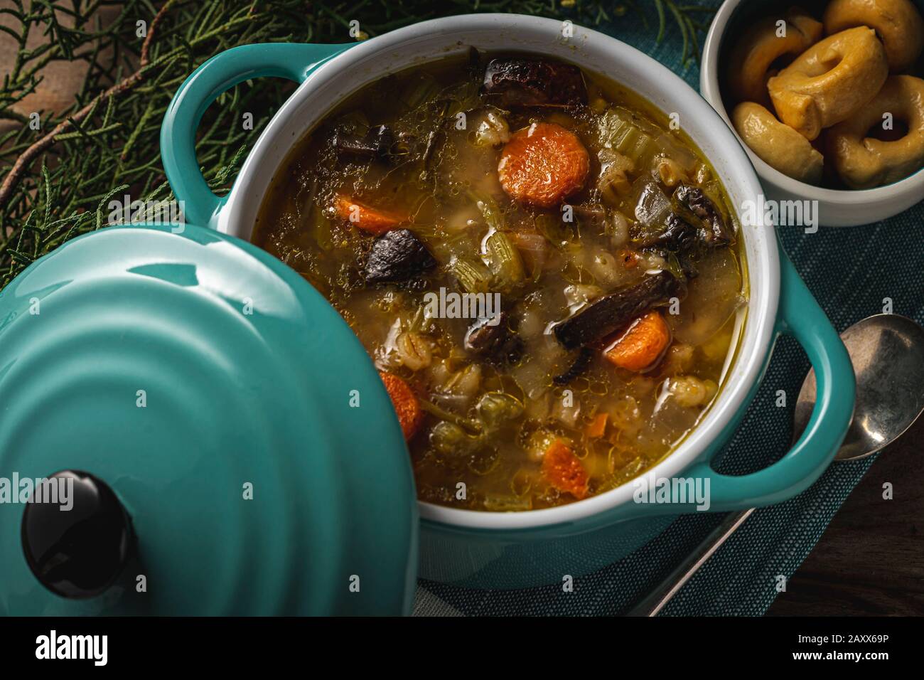 Veganes Rezept, Gerste und Pilzsuppe. Stockfoto