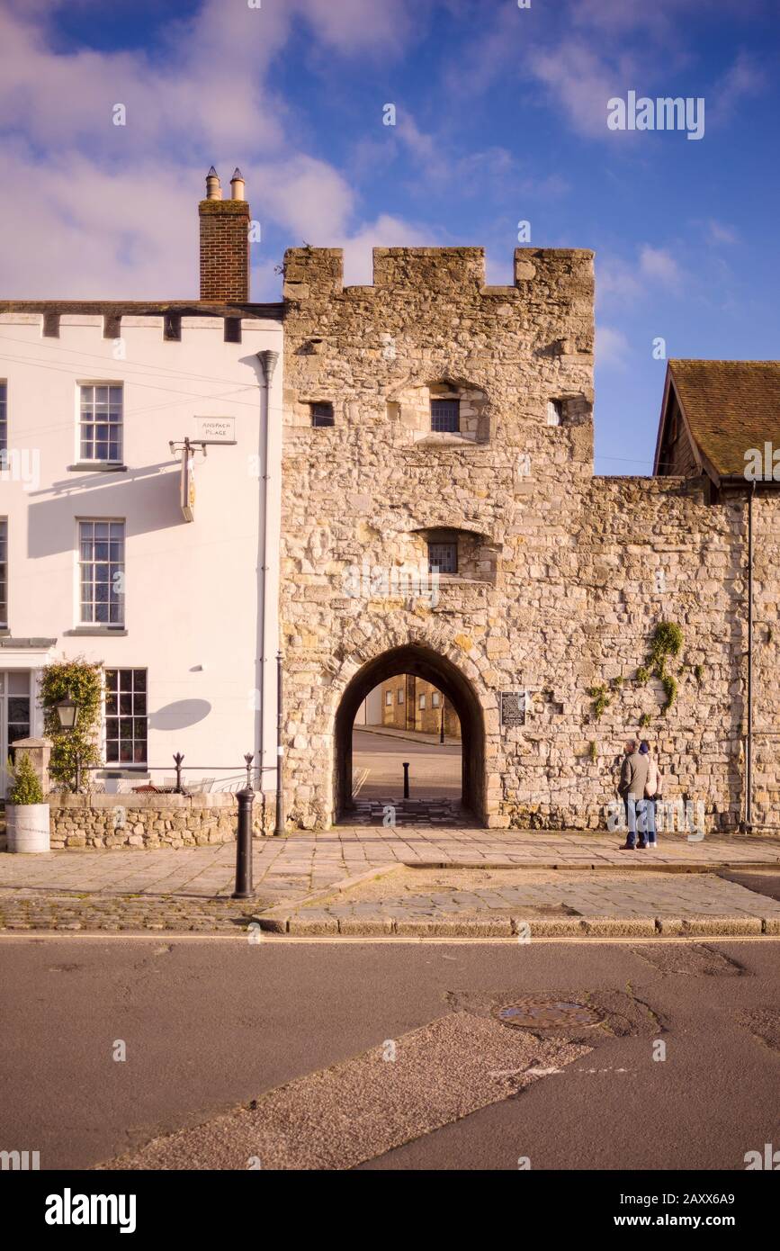 Das mittelalterliche Westtor von Southampton stammt aus dem späten 14. Jahrhundert. Es war eines der Haupttore der Stadt, das zum West Quay führte. Stockfoto