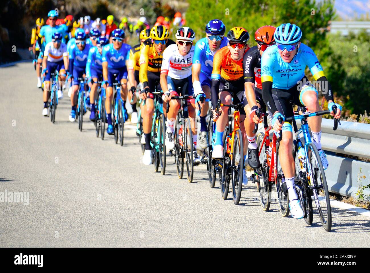 Das Peloton erklimmt La Muela de Millares während Der Zweiten Etappe der Vuelta CV 2020 Stockfoto