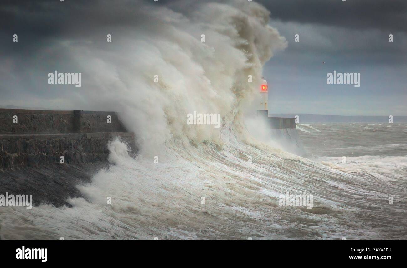 Sturm Ciara trifft auf den Leuchtturm von Porthcawl Stockfoto