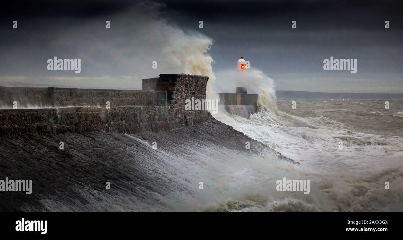 Der Sturm Ciara erreicht die walisische Küste Stockfoto