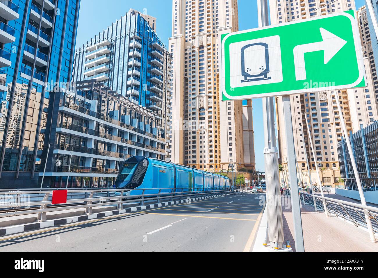 Moderne Straßenbahn für den Stadtverkehr in der Innenstadt von Dubai Marina mit Wolkenkratzern Stockfoto