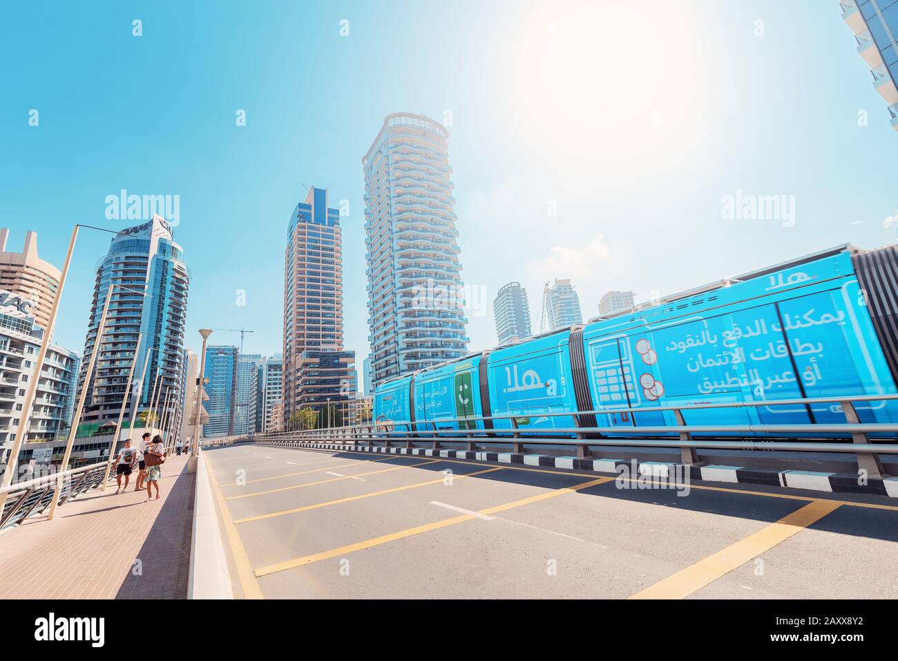 29. November 2019, Dubai, Vereinigte Arabische Emirate: Moderne Straßenbahn des Stadtverkehrs in der Innenstadt von Dubai Marina mit Wolkenkratzern Stockfoto