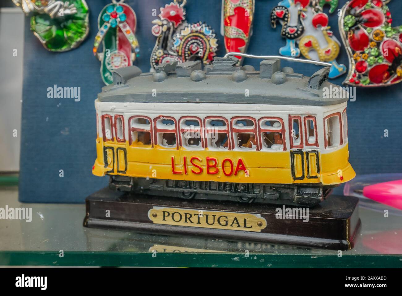 Souvenir-Spielzeug-Tram in Lissabon, Portugal zum Verkauf Stockfoto