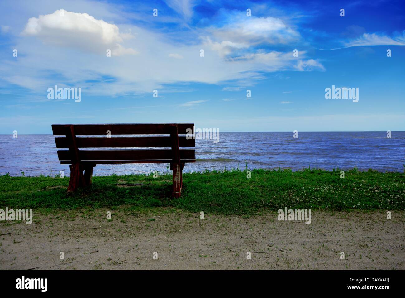 Wunderschöner Nachmittag Szenisches Einsames Sitzbank-Blick auf See und Himmel am Eriesee Stockfoto