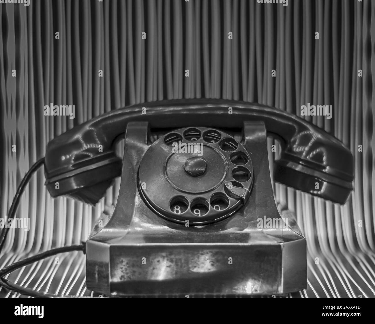 Altmodisches Telefon, weißer Hintergrund, altes Telefon, Hintergrund, alt, Telefon, weiß, veraltet, antiquiert, antiker, applianisch Stockfoto