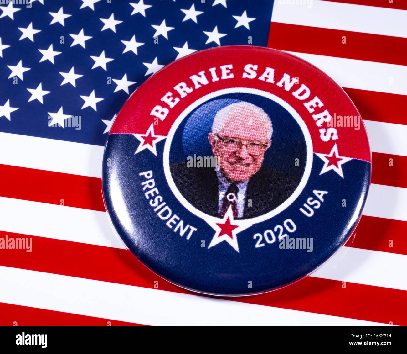 London, Großbritannien - 10. Februar 2020: Ein Ansteckungsabzeichen von Bernie Sanders 2020, das über der Flagge der USA abgebildet ist und seine Kampagne zum nächsten Präsidenten von t symbolisiert Stockfoto