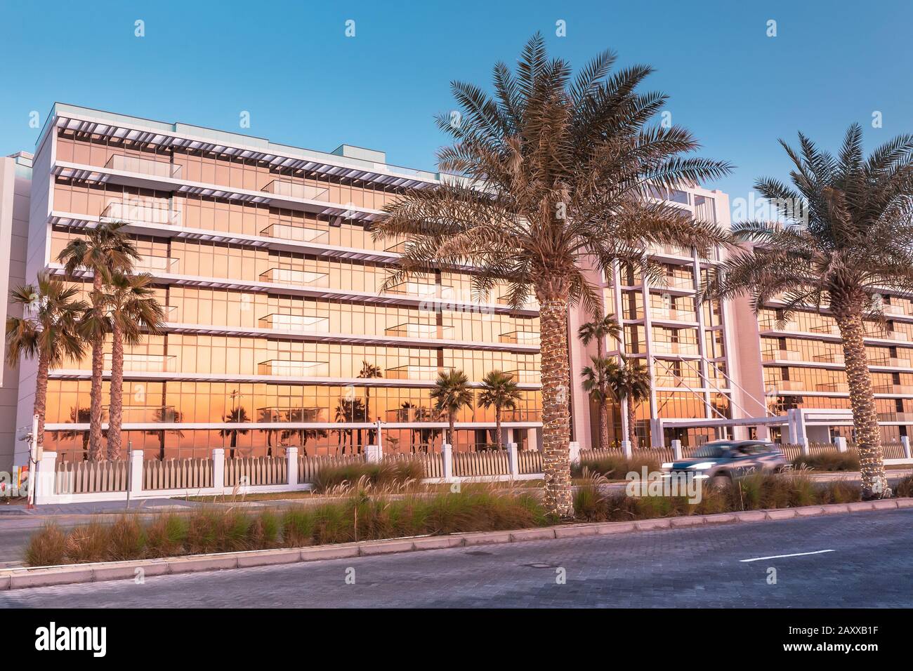 Modernes gläsernes Wohnhaus in der Nähe der Stadtstraße am Strand. Immobilien im Ferienort Stockfoto