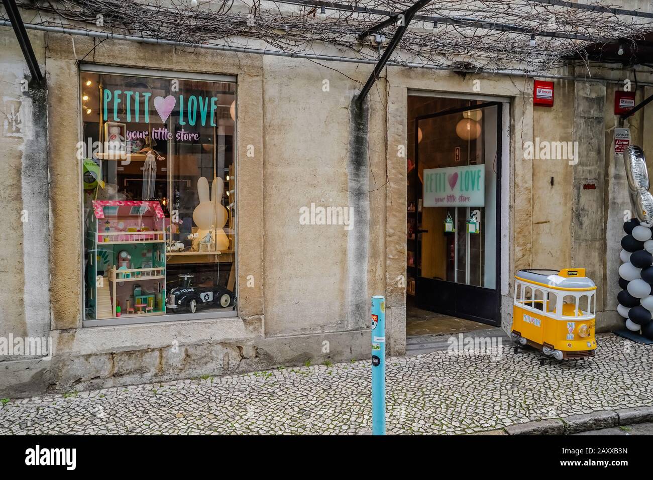 Petit Love Store verkauft kleine Artikel in der lxfactory lissabon portugal Stockfoto