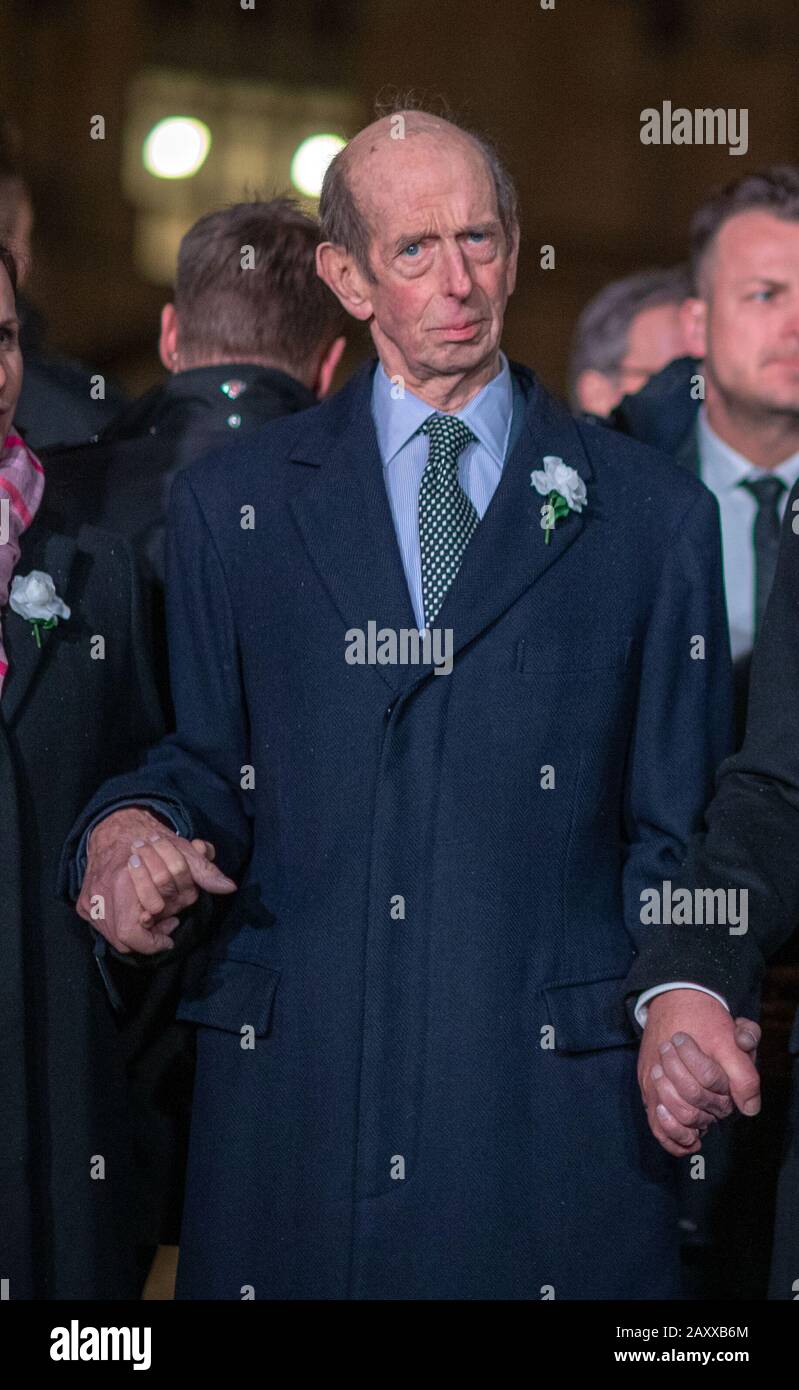 Dresden, Deutschland. Februar 2020. Prinz Edward, Herzog von Kent, steht in der Menschenkette vor der Frauenkirche. Am 75. Jahrestag der Zerstörung von Dresden im Zweiten Weltkrieg erinnert die Stadt mit zahlreichen Veranstaltungen. Am 13. Und 14. Februar 1945 reduzierten alliierte Bomber das Zentrum der Elbstadt auf Trümmer und Asche. Bis zu 25.000 Menschen verloren ihr Leben. Kredit: Jens Büttner / dpa-Zentralbild / dpa / Alamy Live News Stockfoto