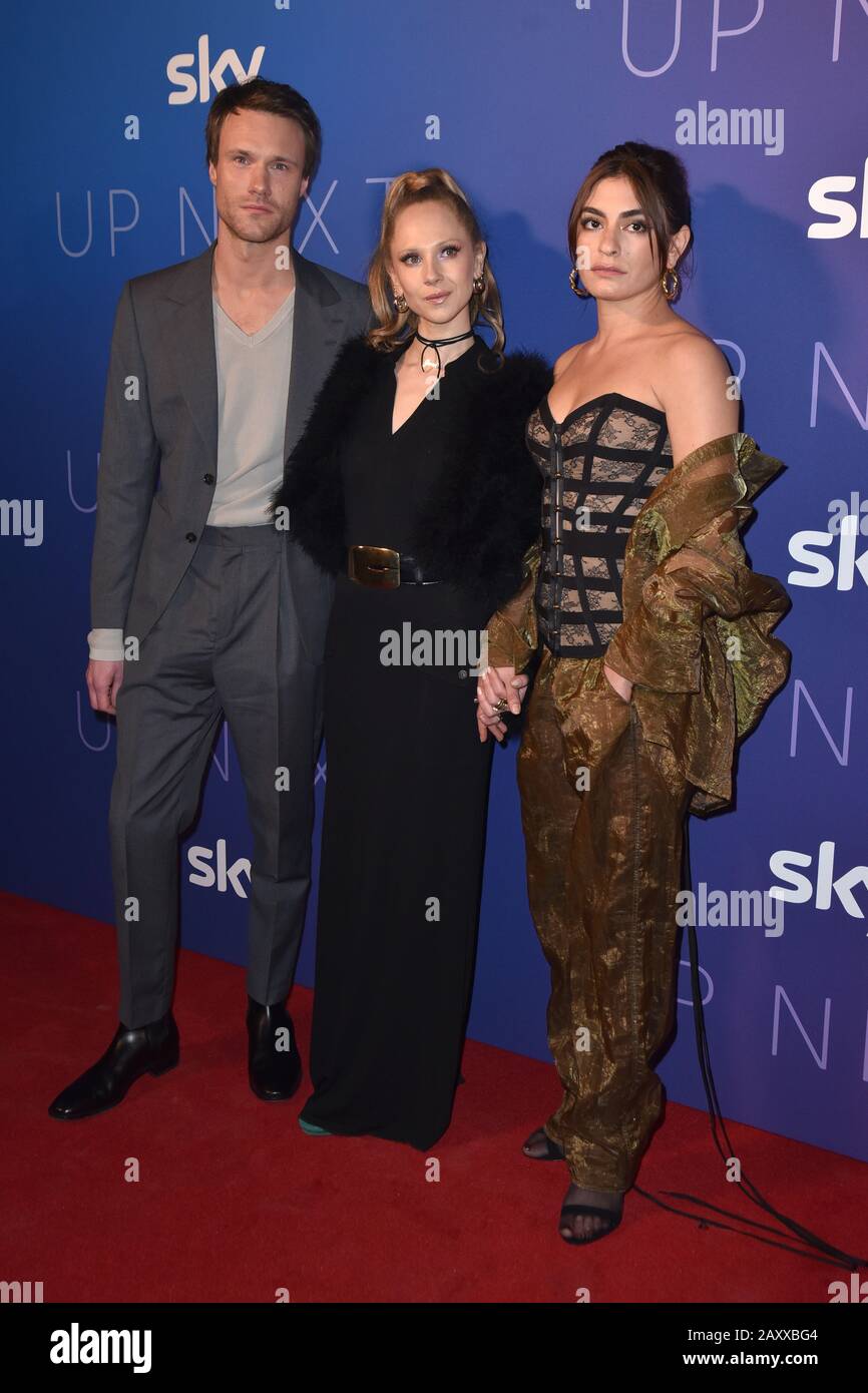 Hugh Skinner, Juno Temple und Yumna Marwan nehmen am SKY TV, Up Next Event im Tate Modern in London, mit. Stockfoto