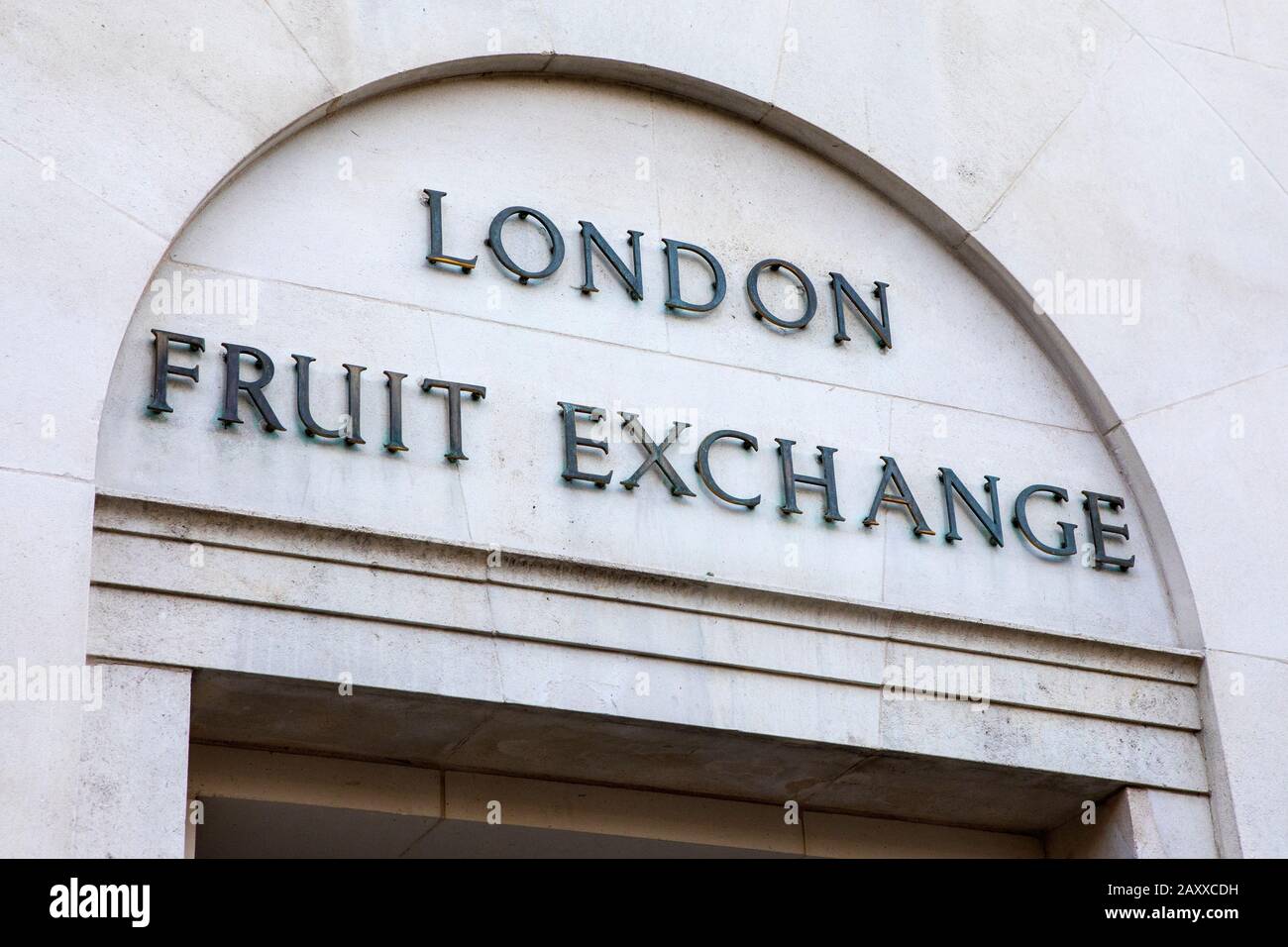 London, Großbritannien - 5. Februar 2020: Ein Blick auf die historische Fassade des ehemaligen London Fruit Exchange im Spitalfields in London, Großbritannien. Stockfoto