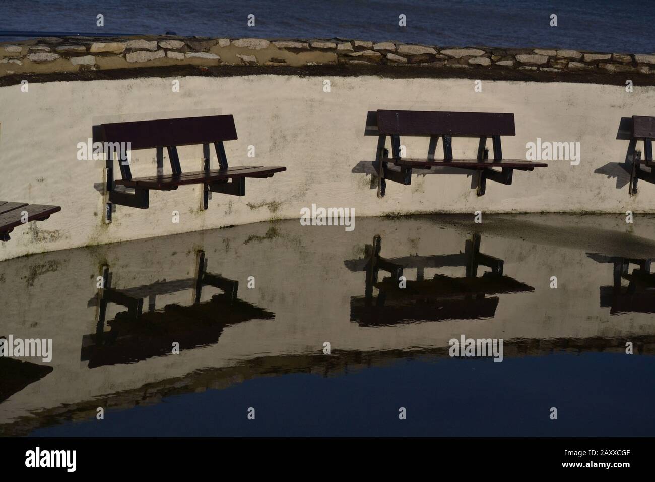 Sitzbesinnung im Wasser an einem sonnigen Tag - Filey North Yorkshire UK Stockfoto