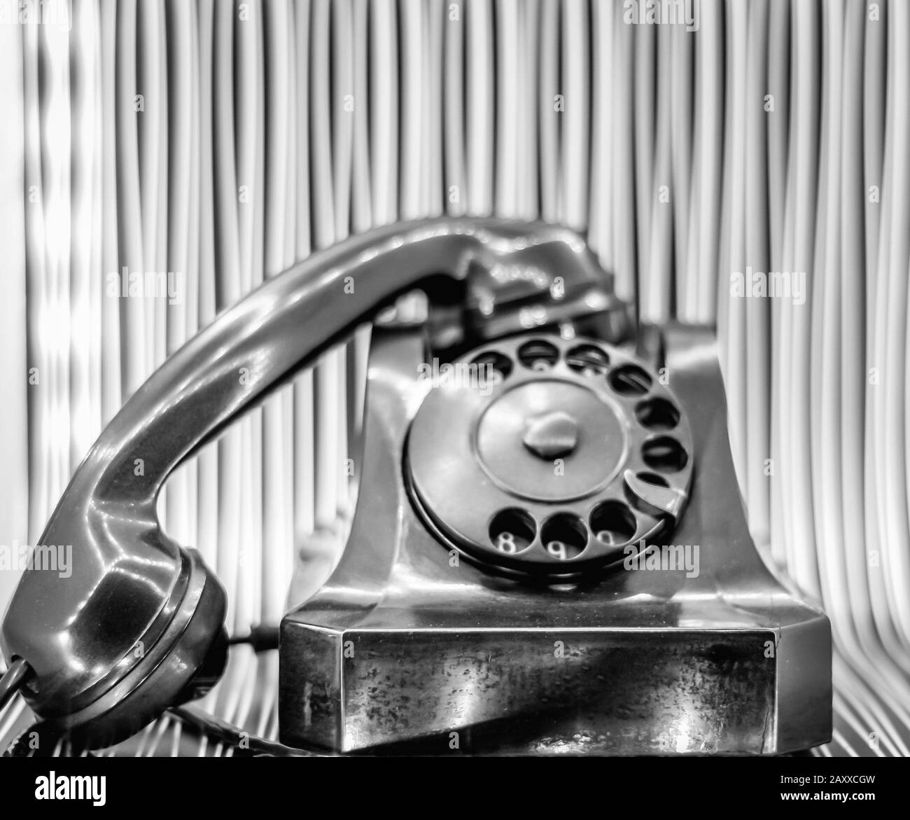 Altmodisches Telefon, weißer Hintergrund, altes Telefon, Hintergrund, alt, Telefon, weiß, veraltet, Antiquitäten, Antiquitäten, Geräte, schwarz, Business, Anruf, klassisch, Kommunikation Stockfoto