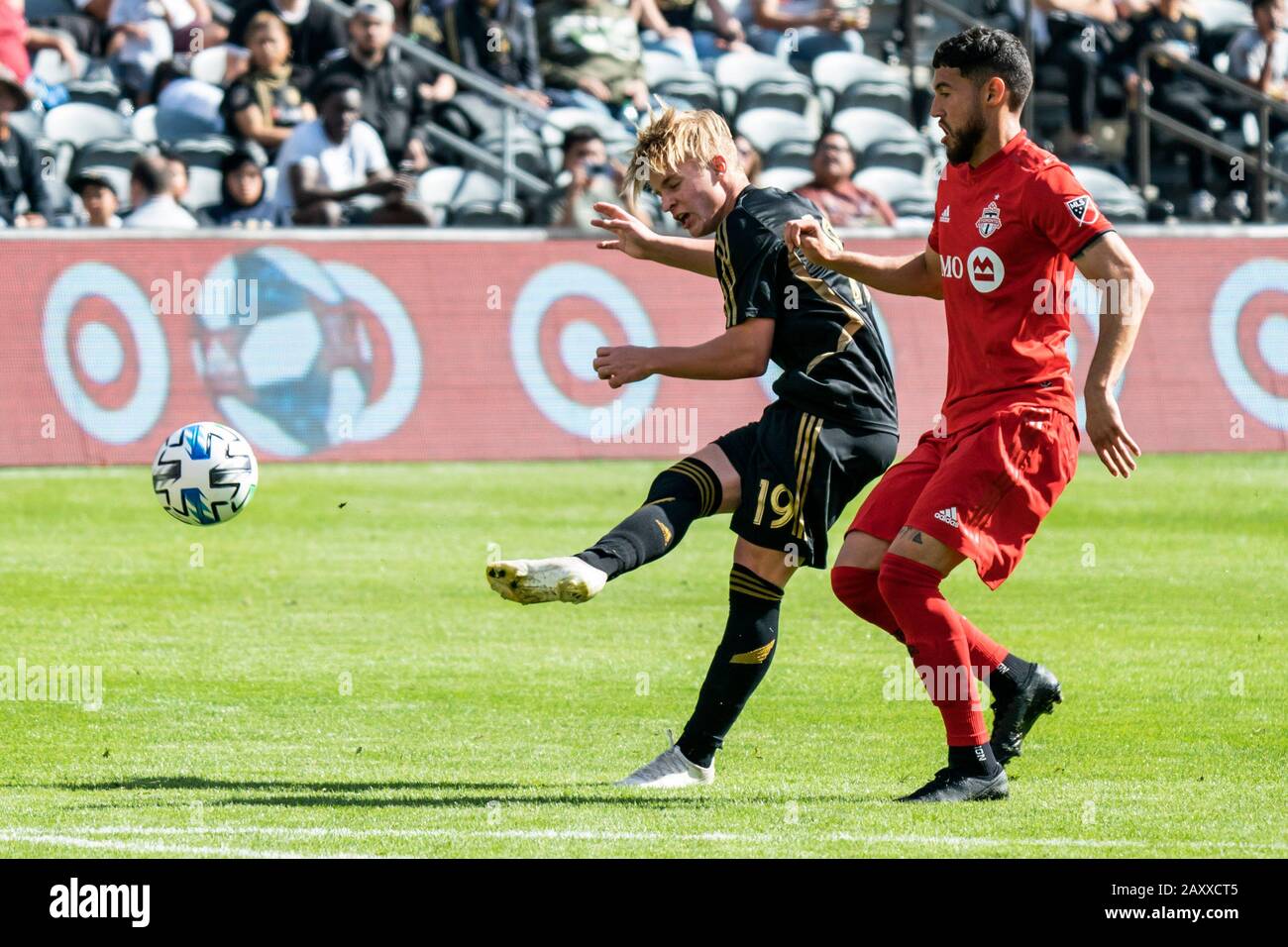 Der LAFC-Mittelfeldspieler Bryce Herzog (19) schießt, während der Toronto FC-Mittelfeldspieler Jonathon Osorio (21) während eines MLS-Vorsaison-Fußballspiels am Mittwoch, 12. Februar 2020, in Los Angeles, USA, verteidigt. (Foto von IOS/ESPA-Images) Stockfoto