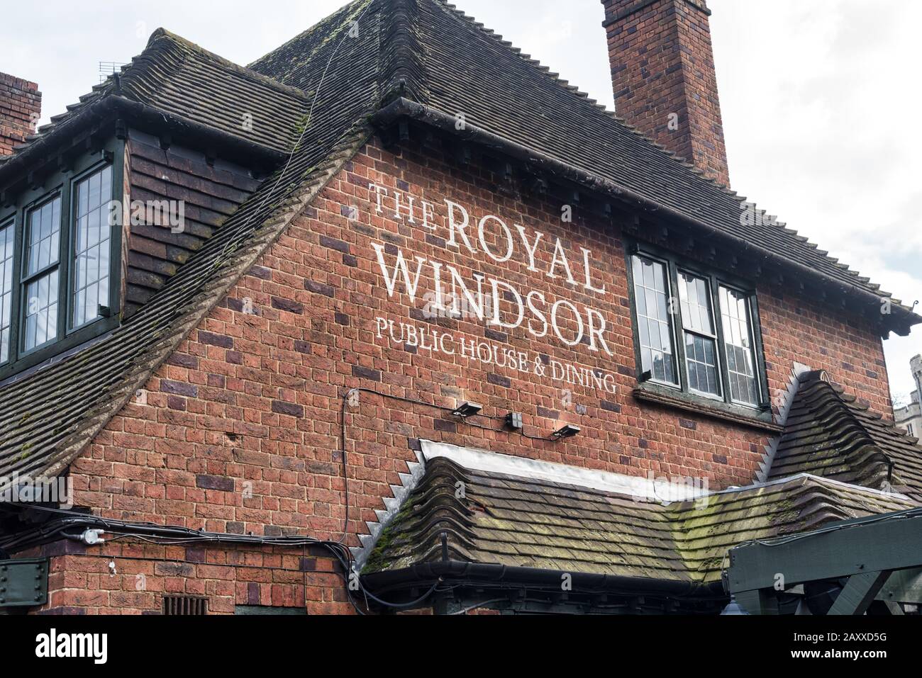 Windsor, Großbritannien - 10. Februar 2020: Das Schild für das Royal Windsor Pub und Restaurant Stockfoto