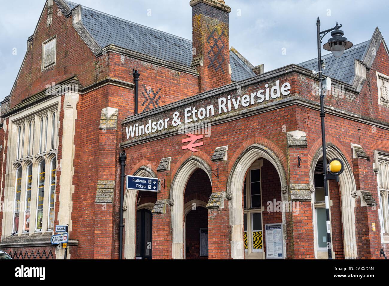 Windsor, Großbritannien - 10. Februar 2020: Der Eingang zum Bahnhof für Windsor & Eton Riverside Stockfoto