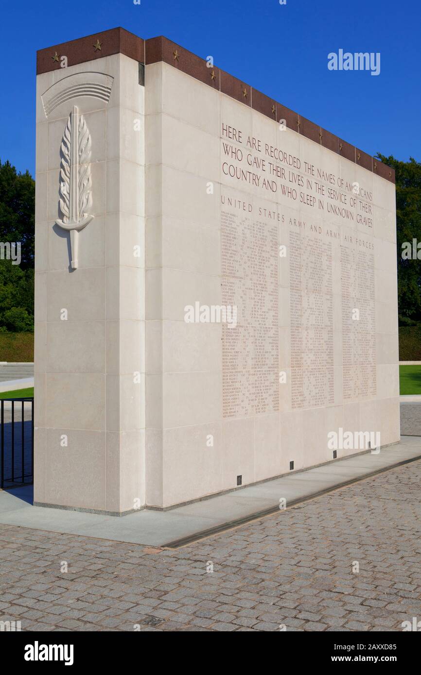 Mauer auf dem Luxemburger amerikanischen Friedhof und Denkmal mit den Namen von Amerikanern, die im zweiten Weltkrieg starben und in unbekannten Gräbern schlafen Stockfoto