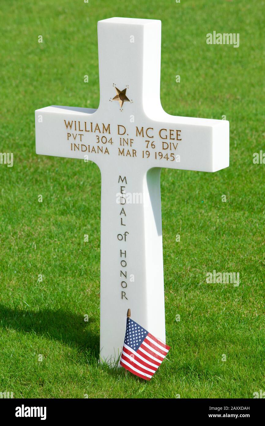 Grab des Privaters William D. McGee, Träger der Ehrenmedaille auf dem Luxemburger amerikanischen Friedhof und Denkmal in Luxemburg, Luxemburg Stockfoto