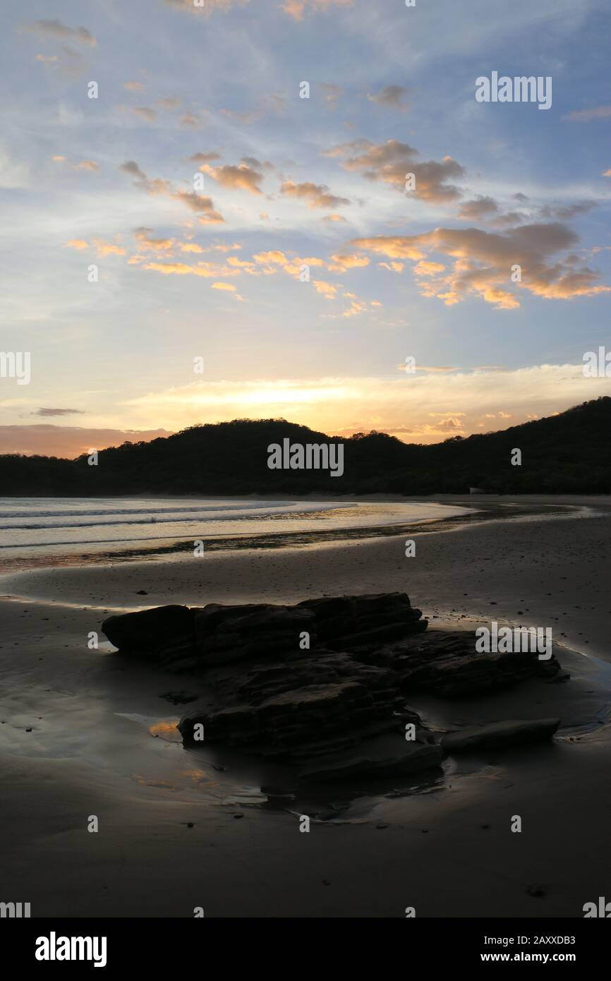 Sonnenuntergang über Strand in San Juan del Sur, Nicaragua Stockfoto
