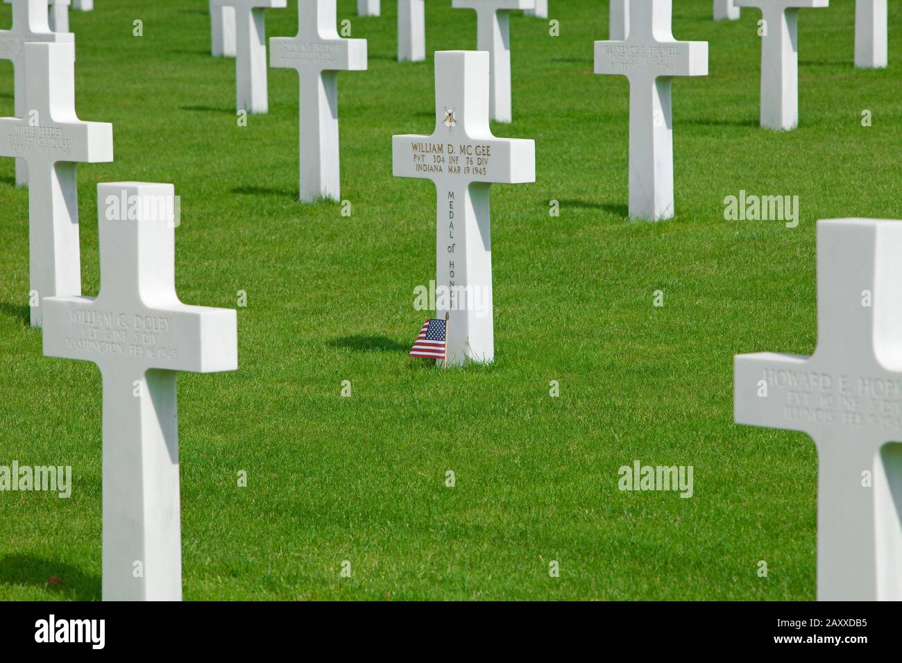 Grab des Privaters William D. McGee, Träger der Ehrenmedaille auf dem Luxemburger amerikanischen Friedhof und Denkmal in Luxemburg, Luxemburg Stockfoto