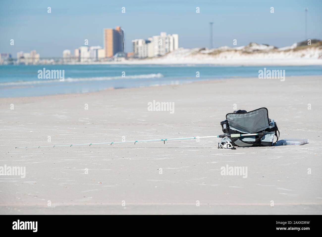 Rod Reel und Angelausrüstung im Strandsand, panama-stadtstrand florida. Bokeh Hintergrund Stockfoto