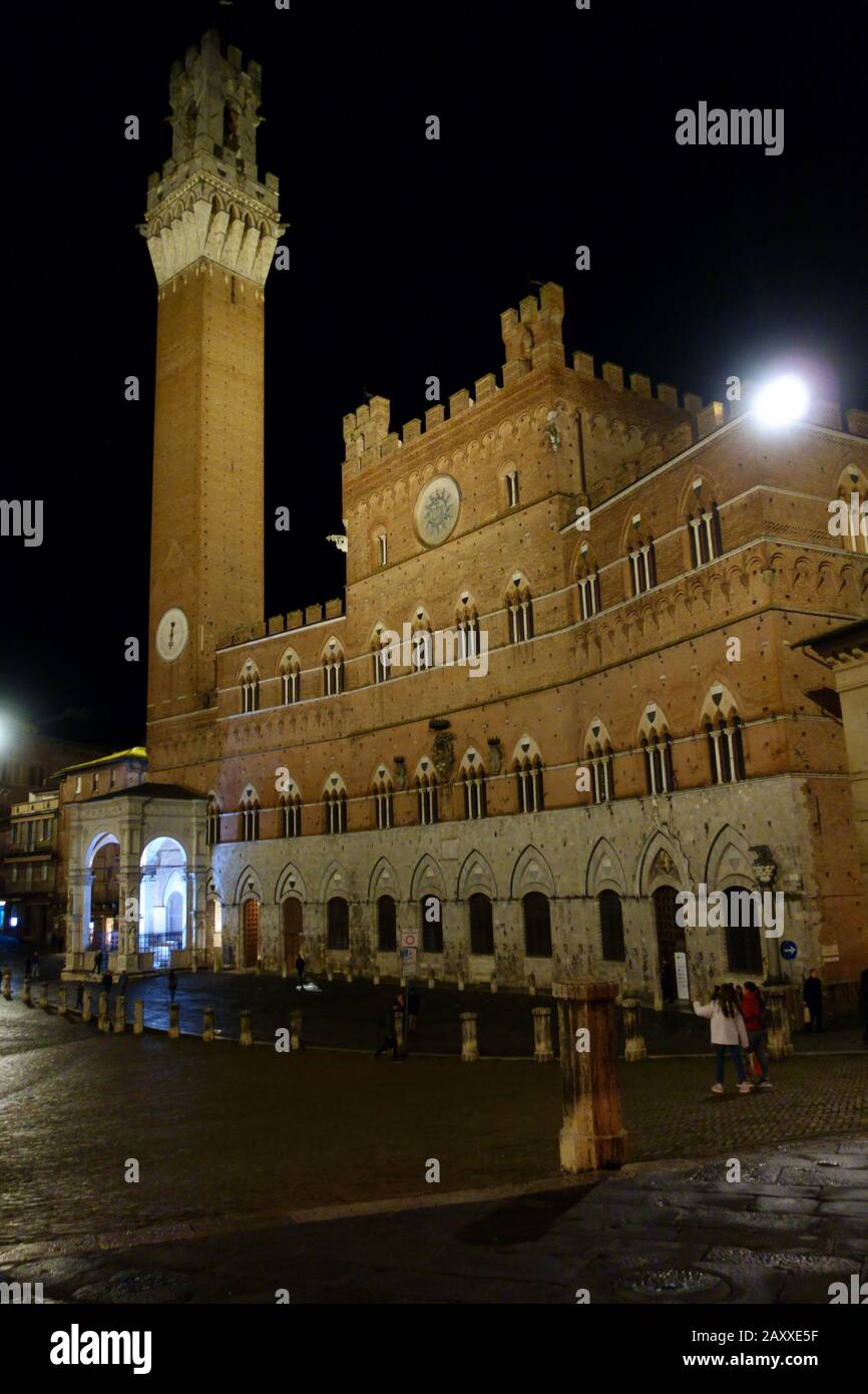 Siena bei Nacht. Piazza del Campo und Turm del Mangia beleuchtet. Stockfoto